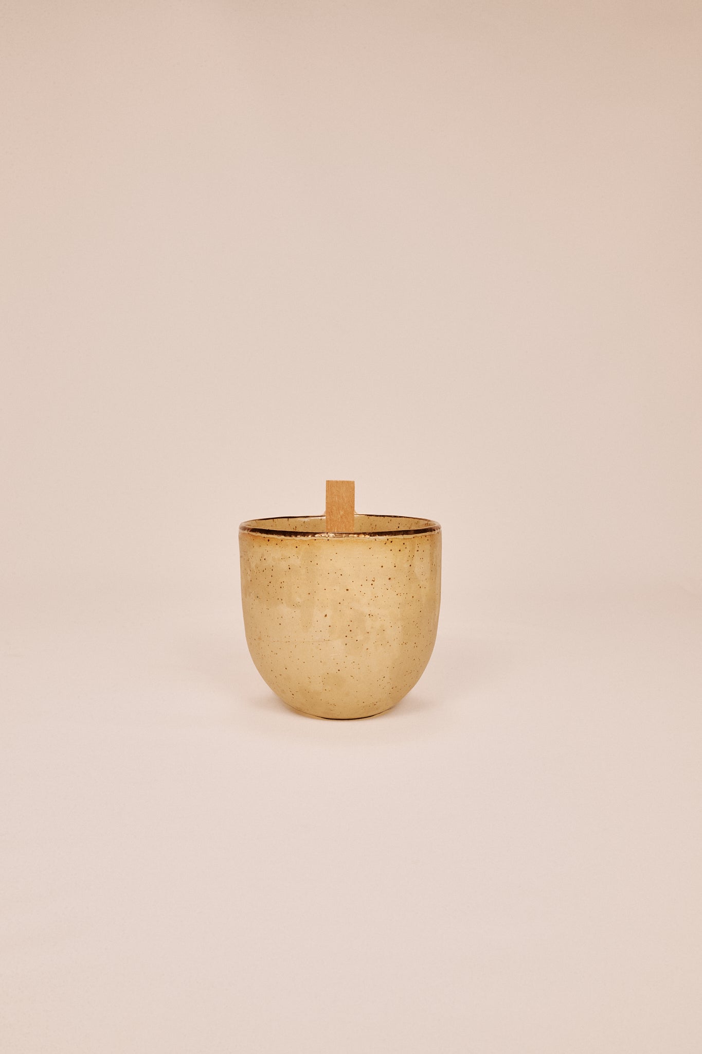 Valute ceramic candle