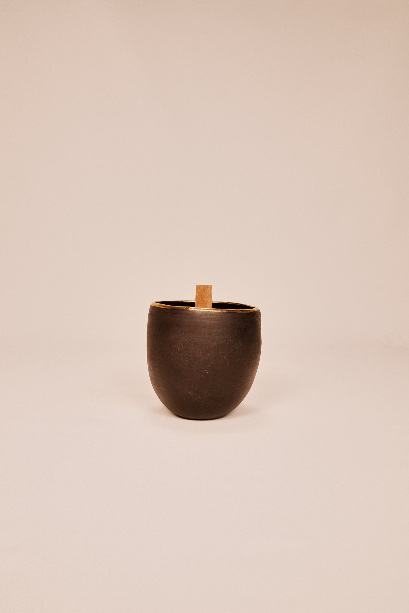 Valute ceramic candle