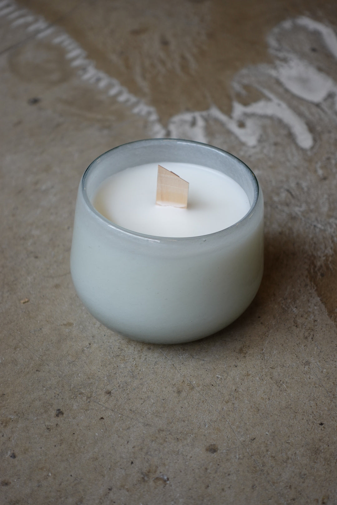 WHITE GLASS CANDLE WITH WOODEN WICK